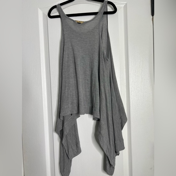 KAIN LABEL Pocket Tee with draped pocket and long sides. - Picture 5 of 11